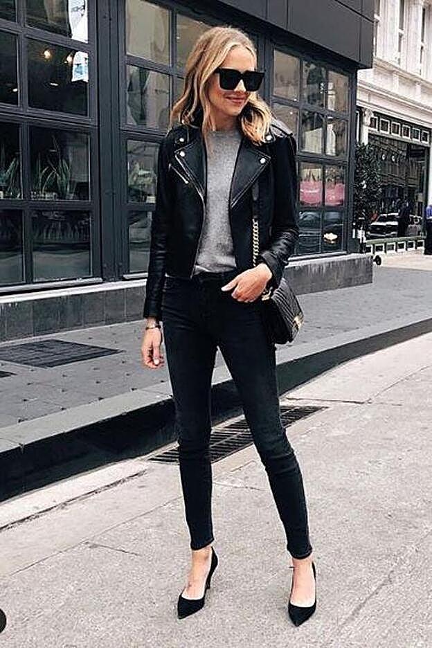 En la foto, Amy combina el jersey con unos pantalone spitillo en negro y una cazadora de cuero.