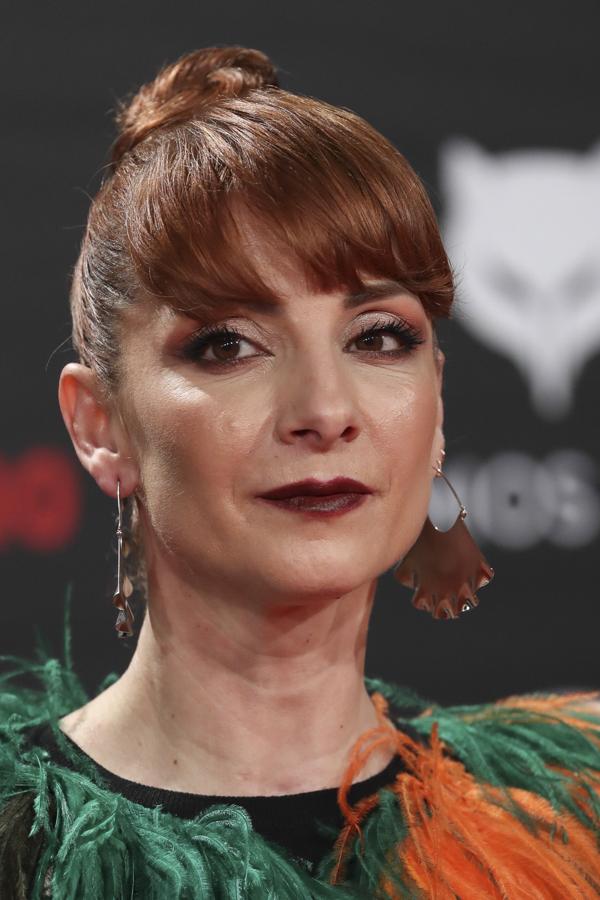 Najwa Nimri prefirió un moño alto con flequillo recto. Un peinado que en conjunto con su color de pelo cobre y su 'lookazo' consiguió una de los 'looks' más llamativos de la noche.