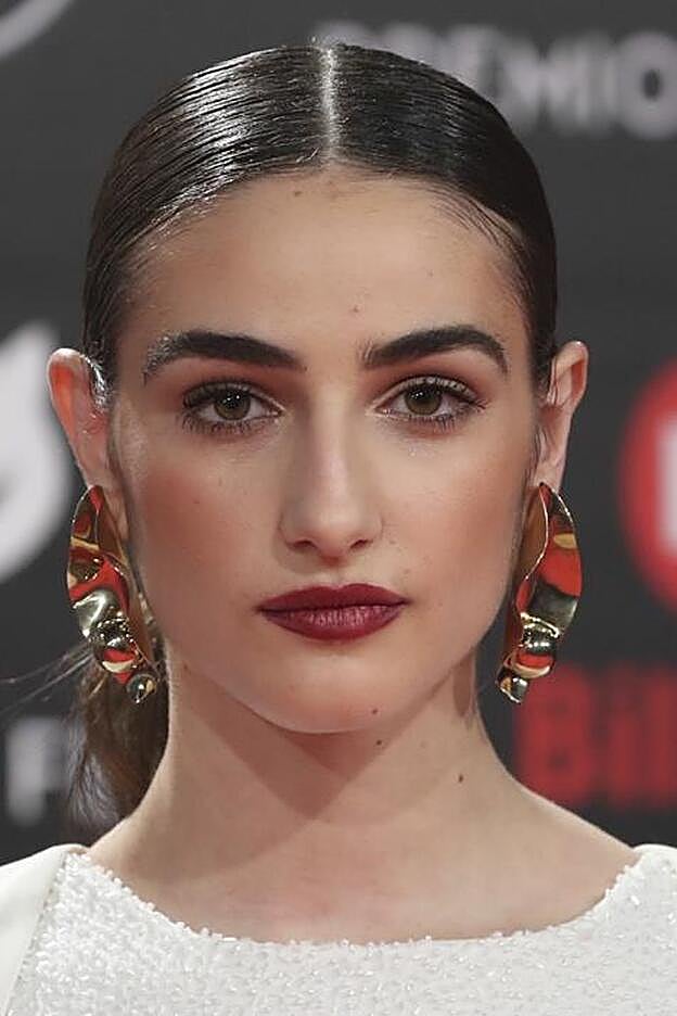 En el maquillaje de la actriz destacan su mirada y labios mucho mas marcados.