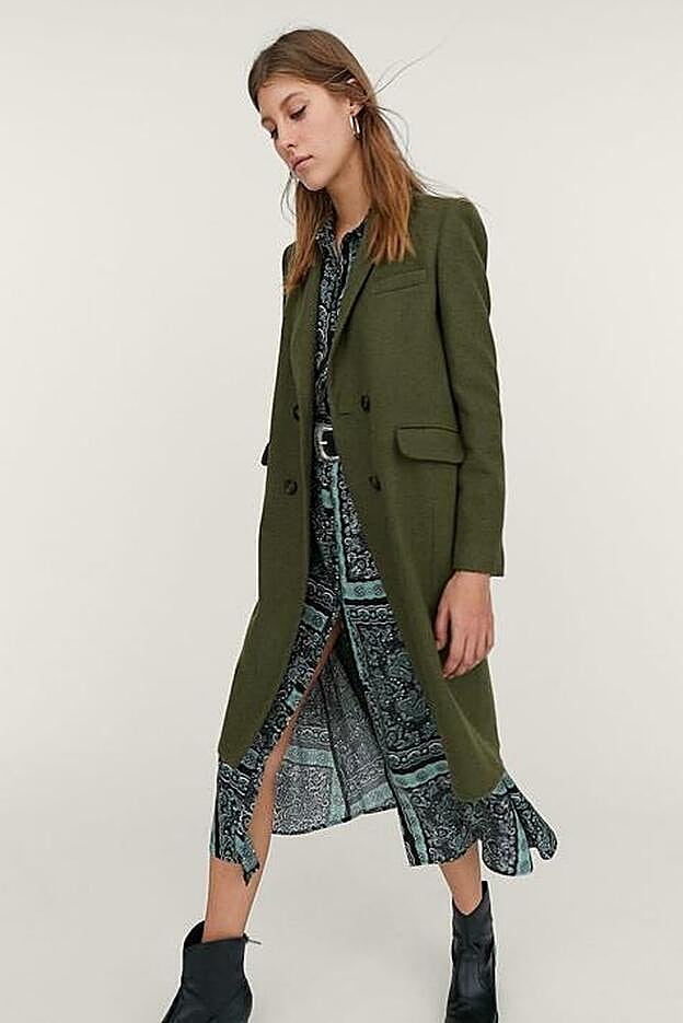 Abrigo verde de Stradivarius.