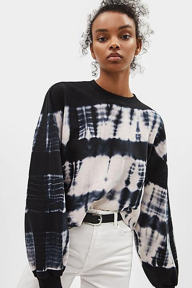 Sudadera con estampado tie dye de Bershka (22,99 euros).