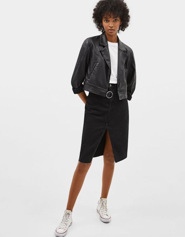 Cazadora efecto piel con cuello solapa, costuras marcadas y hombro ligeramente caído. Lleva puños acabados en vuelta, dos bolsillos delanteros y cierre con hebilla (25,99 euros).