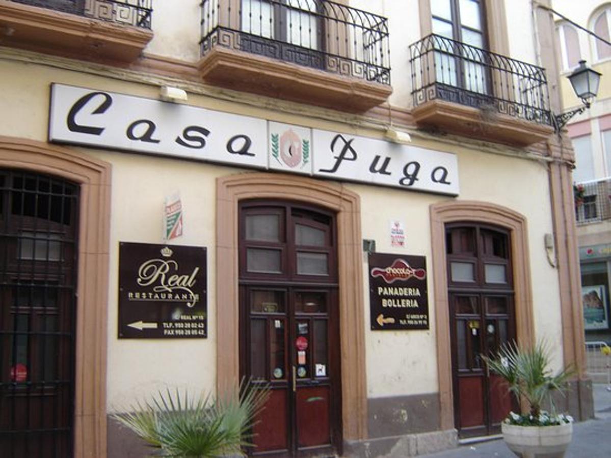 La taberna más antigua de Almería (se inauguró en 1870) bien merece una visita reposada de vino y tapa (las agujas asadas, las alcachofas con anchoa, la asadura o el atún en escabeche son obligadas). Casa Puga está en la calle Jovellanos nº 7 esquina con calle Lope de Vega.