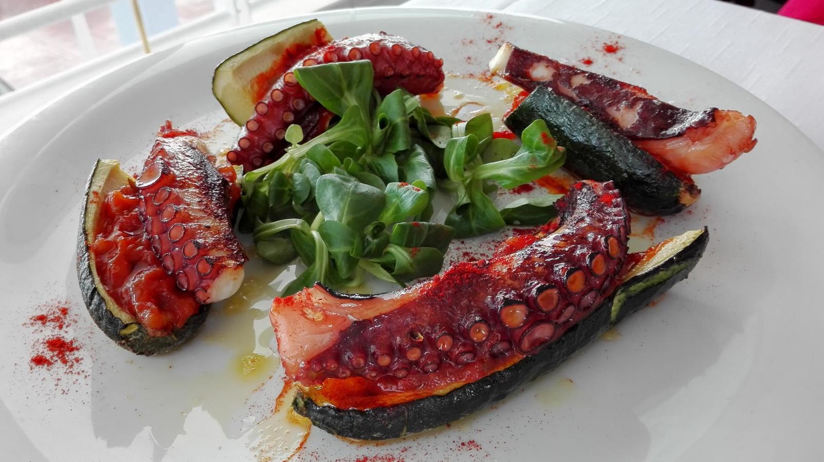 Con imponentes vistas al puerto de Almería, merece la pena visitar el Catamarán al atardecer y probar, mientras se pone el sol, el delicioso marisco y pescado de la lonja de Almería con el que se faena en sus cocinas. Gamba roja y blanca, quisquillas, gallopedros y su pulpo gratinado merecen un monumento.