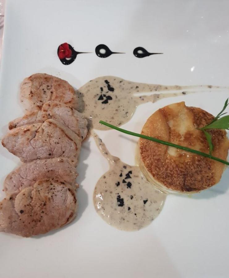 Resulta curioso que el número uno del ránking de mejores restaurantes de Almería, según Tripadvisor, lo ocupe un restaurante francés. Con más de 170 opiniones y cinco estrellas (sobre 5), luce con orgullo su certificado de excelencia. Solo por eso, y por su carta fusión franco-andaluza, merece una visita en la calle Lentisco esquina con Retama.