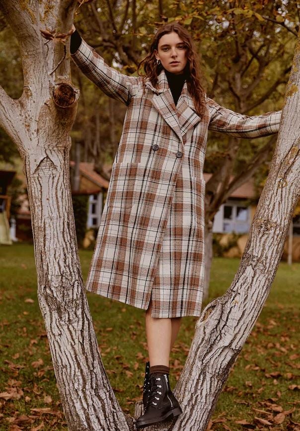 Maxi abrigo de cuadros de inspiración masculina, que pasa de 99.99 a 49.99 euros en las últimas rebajas de Mango