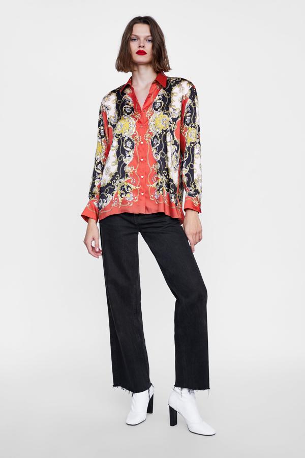 Blusa con estampado pañuelo, que pasa de 39.95 a 15.99 euros en las últimas rebajas de Zara.