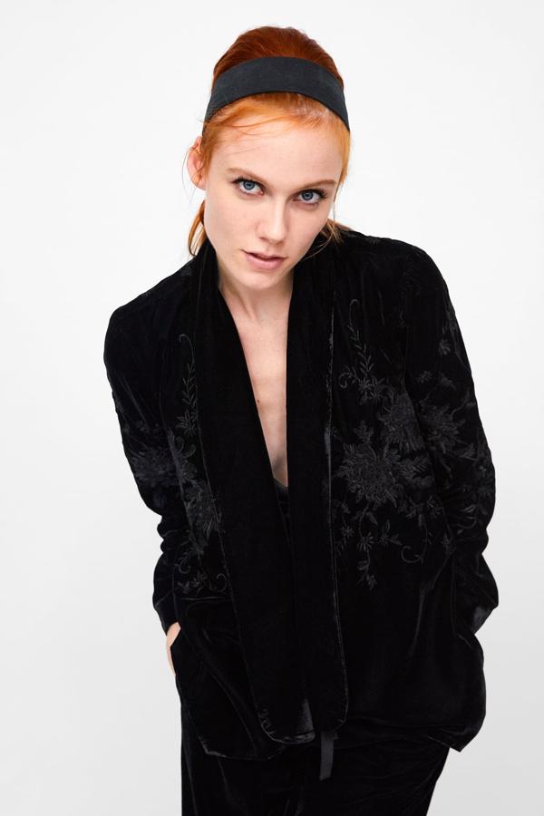 Esta blazer de terciopelo bordada pasa de 59.95 a 29.99 euros en las últimas rebajas de Zara.