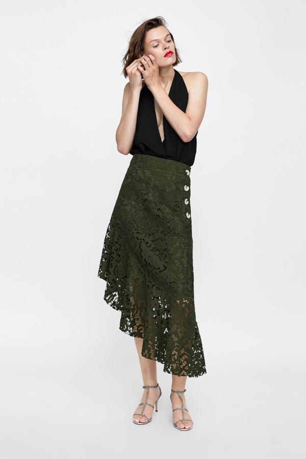Esta falda con volante asimétrico en encaje verde pasa de 49.95 a 17.99 euros en las últimas rebajas de Zara.