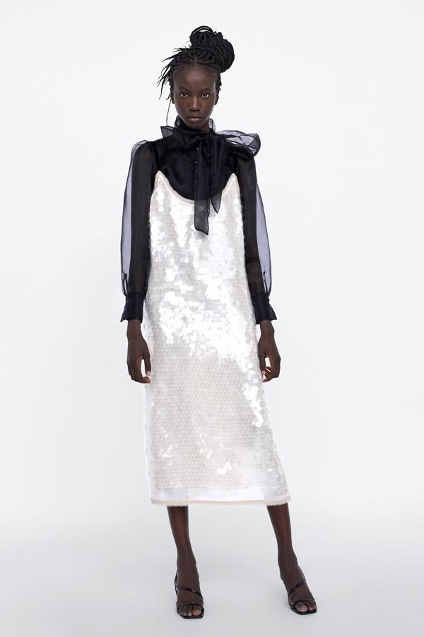 Vestido de lentejuelas blanco con detalle de tirantes en contraste, que pasa de 59.95 a 19.99 euros en las últimas rebajas de Zara.