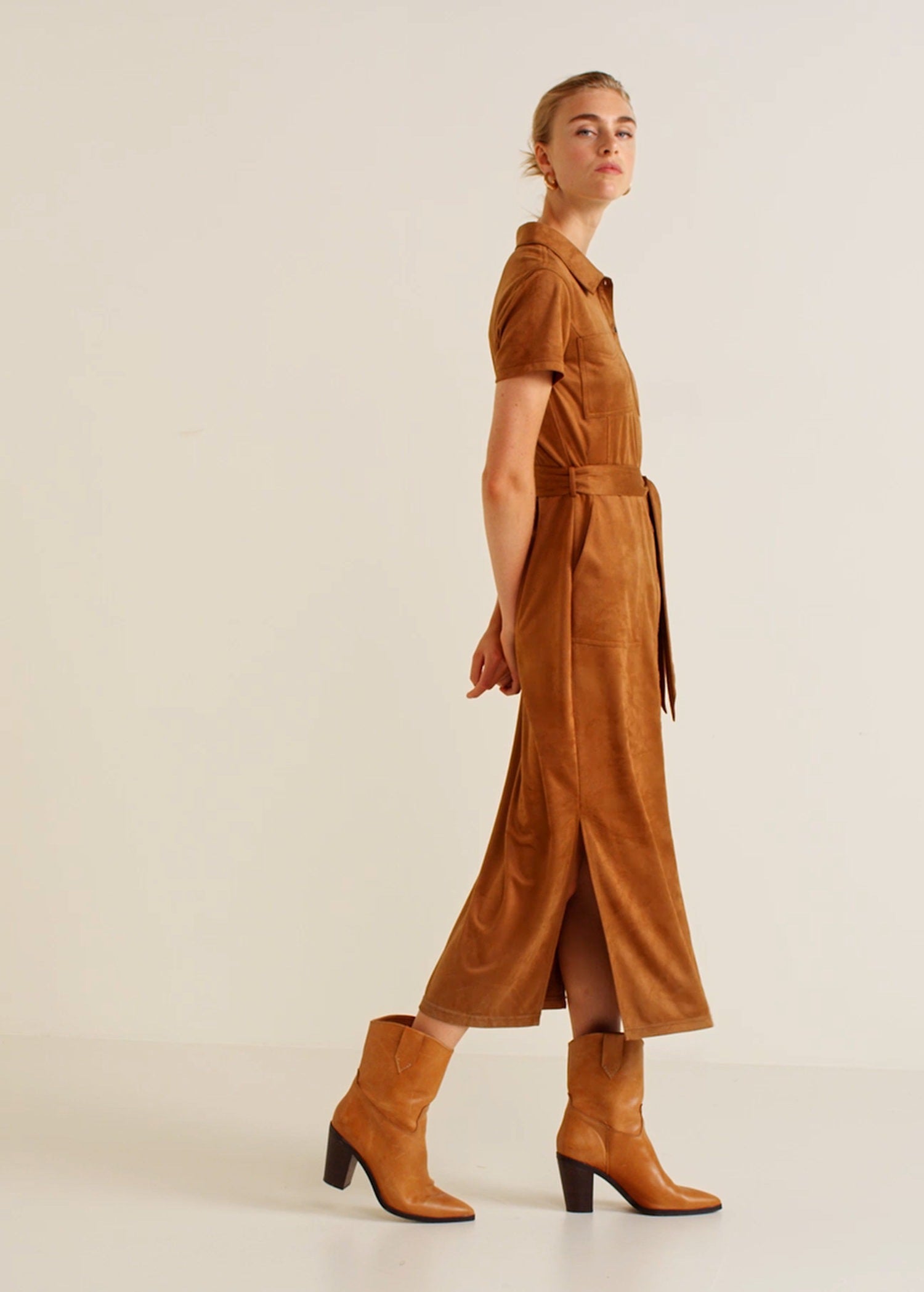 Este vestido midi de estilo camisero en ante color cámel pasa de 59.99 a 19.99 euros en las últimas rebajas de Mango.