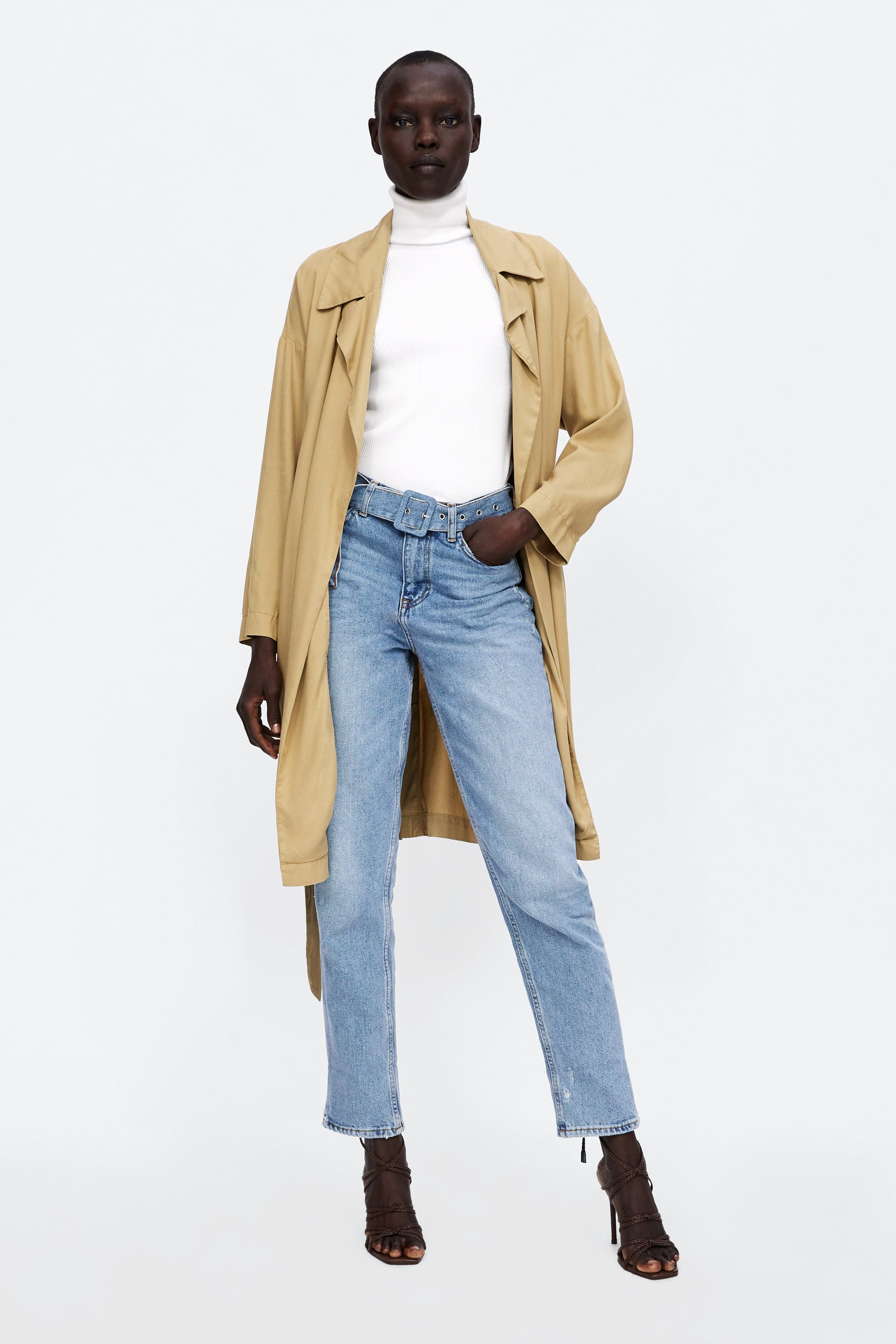 Este trench fluido en color beige pasa de 49.95 a 19.99 euros en las útlimas rebajas de Zara.