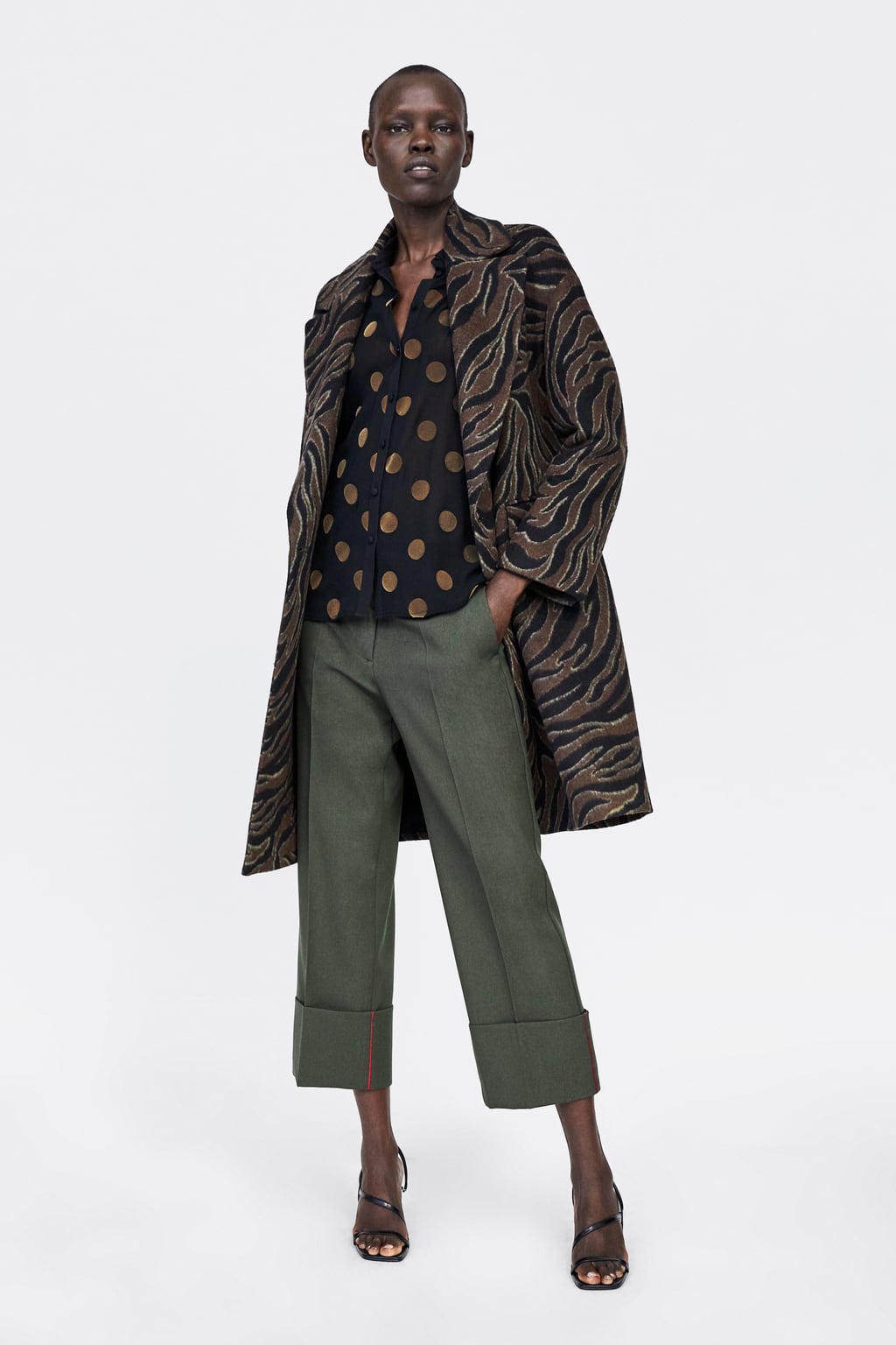 Este original abrigo 'animal print' pasa de 69.95 a 29.99 euros en las últimas rebajas de Zara.