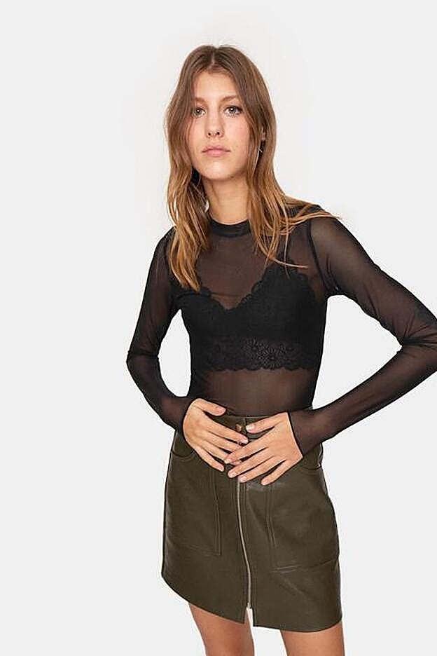 Camiseta de tul en color negro, 9,99 euros.