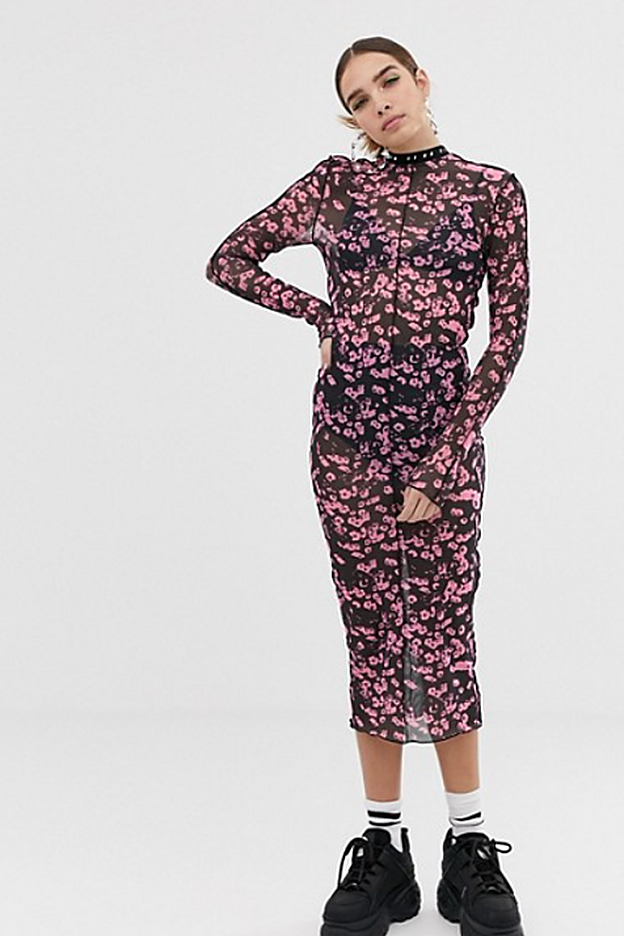 El vestido de flores confeccionado en tejido de malla transparente de Collusion.