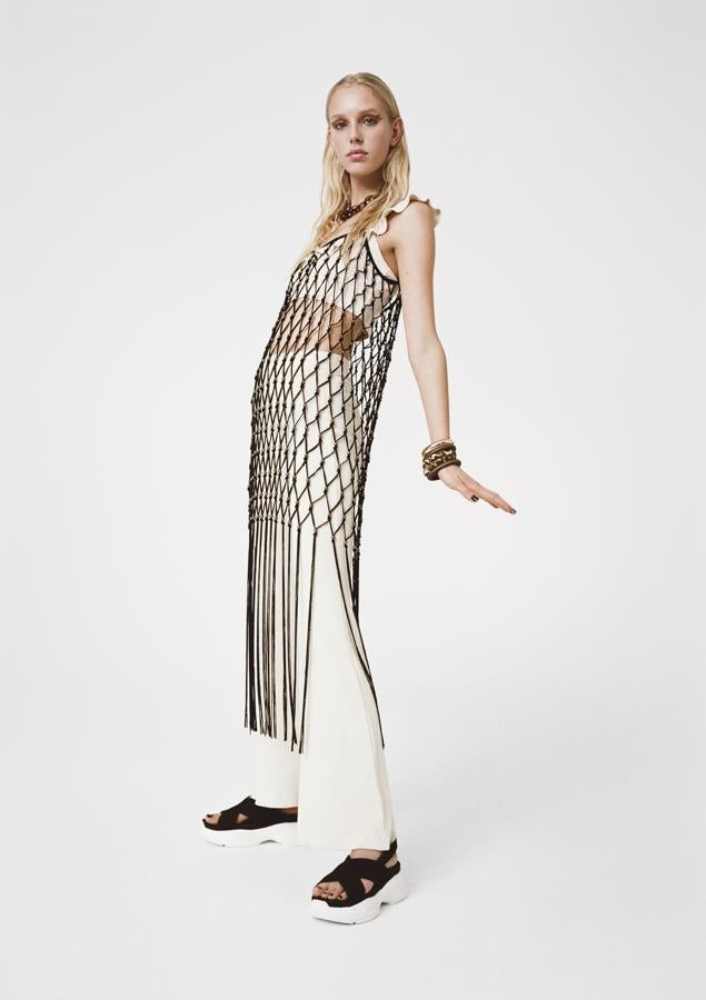 Vestido de rejilla con flecos, combinado con pantalón de pana y sandalias. Una mezcla aparentemente extravagante pero con un resultado maravilloso.