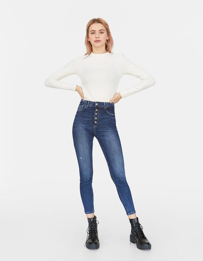 Pantalón super high waist en un color medio, 25,99 euros.