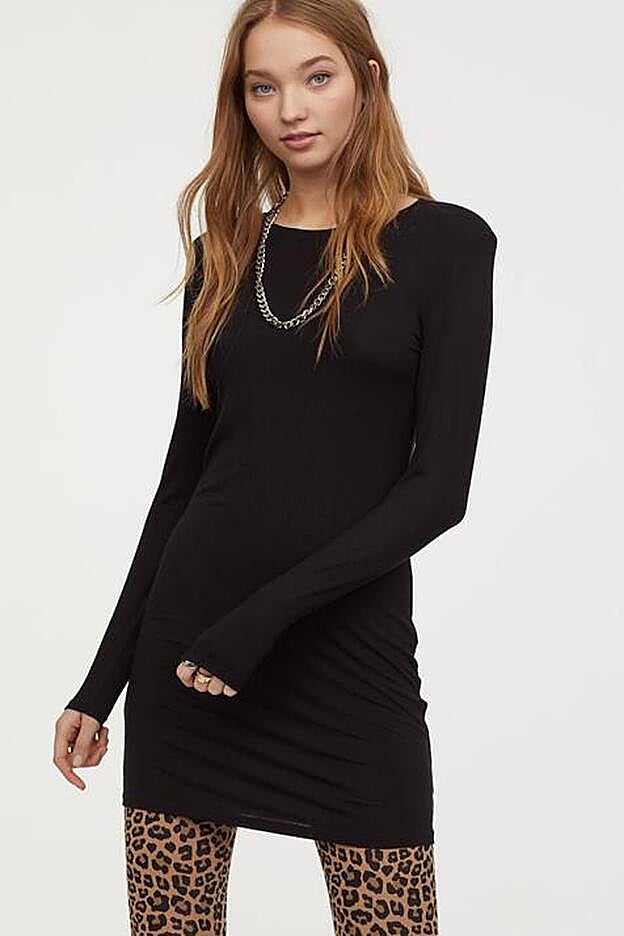 Vestido con hombreras de H&M, perfecto para experimentar con las medias.