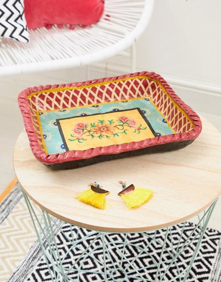 Esta original bandeja de cerámica pintada está rebajada a 16.80 euros en la sección de decoración de Asos.
