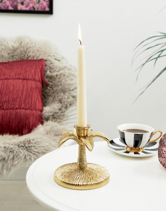 Este candelabro dorado está rebajado a 20.49 euros en la sección de decoración de Asos.