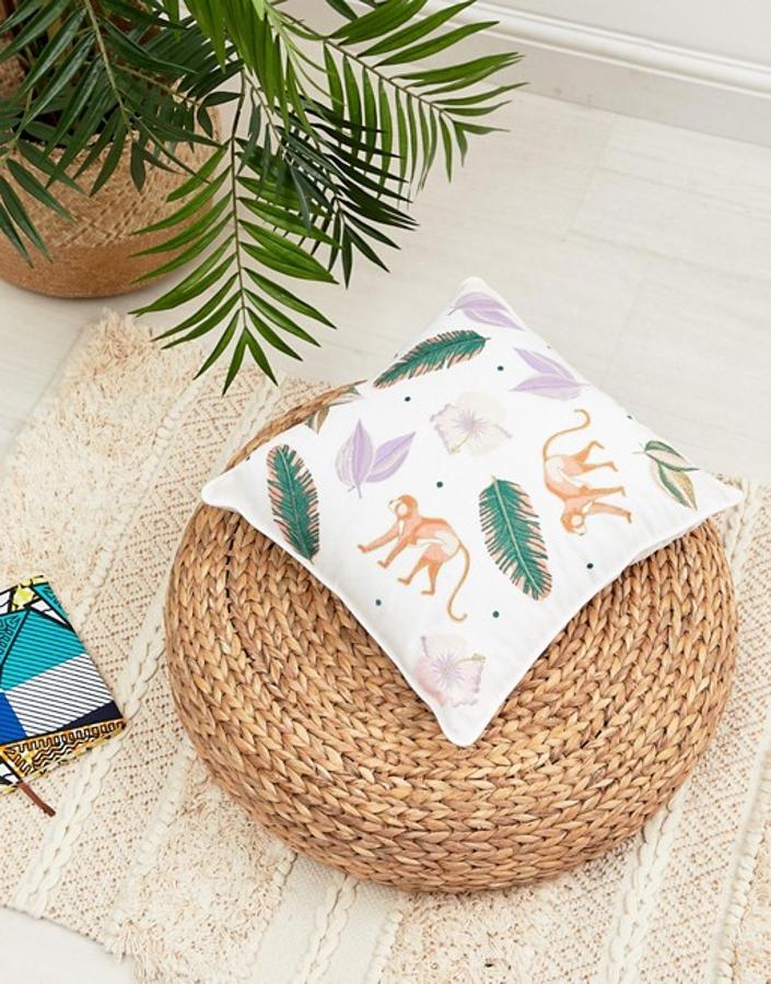 Este cojín con estampado animal está rebajado a 24.49 euros en Asos decoración.