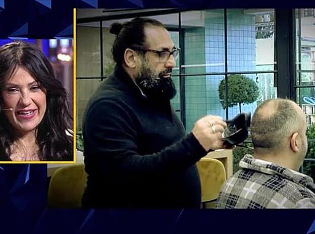 Juan Miguel retocando el pelo de Julio Ruz.