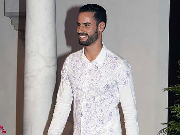 Asraf Beno desfilando con un diseño de Bigote Arrocet.