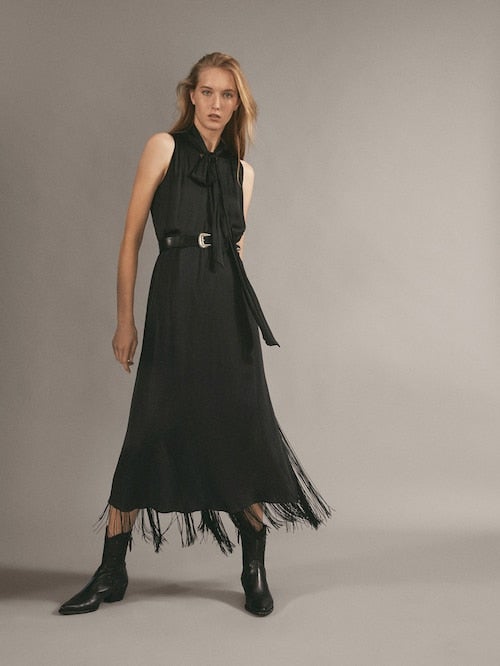 Vestido con lazada en el cuello y flecos de Massimo Dutti: 39,95 euros.