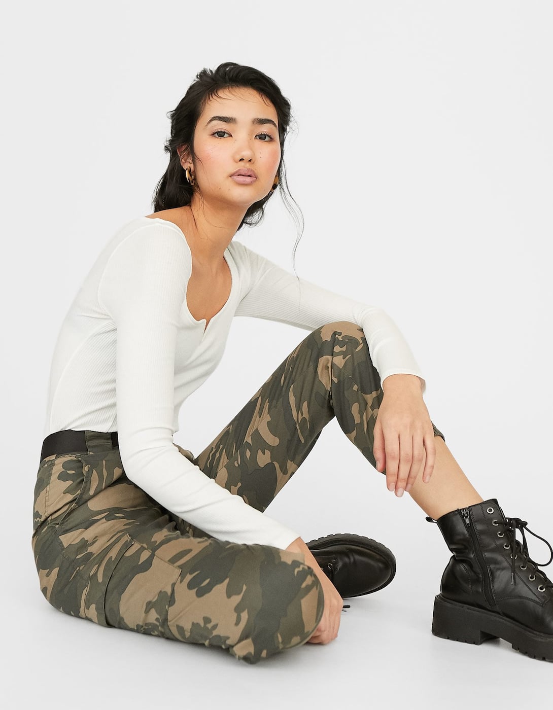Pantalón con estampado militar y puño en el bajo: 25,99 euros en Stradivarius.