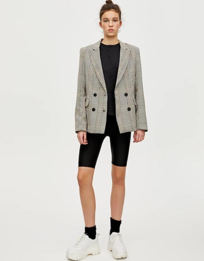 Blazer de pata de gallo con doble botonadura (29,99 euros), que en la primavera llevaremos sí o sí con ciclistas negros.