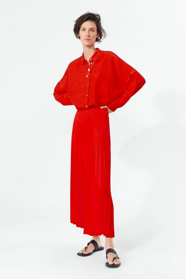 Estos pantalones culotte plisados favorecen tanto como una falda, pero son aún más cómodos. Cuestan 39.95 euros, y como mejor quedan es con una camisa a juego (29.95 euros).