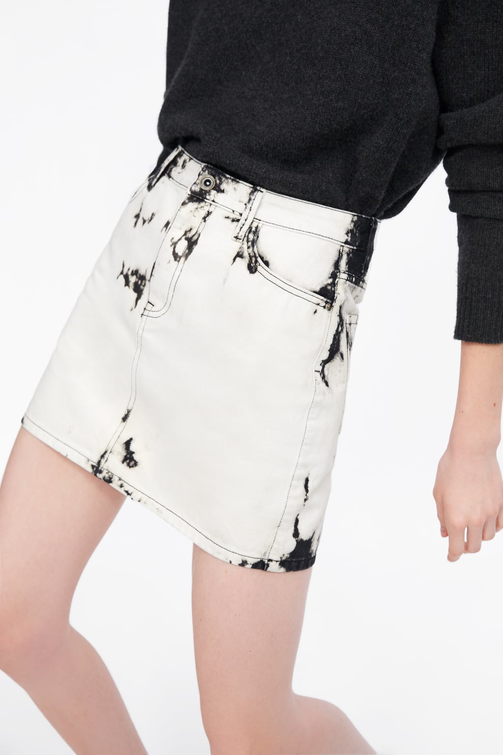 Falda tie-dye de Zara efecto lavado en color blanco y negro. (19,95 euros).