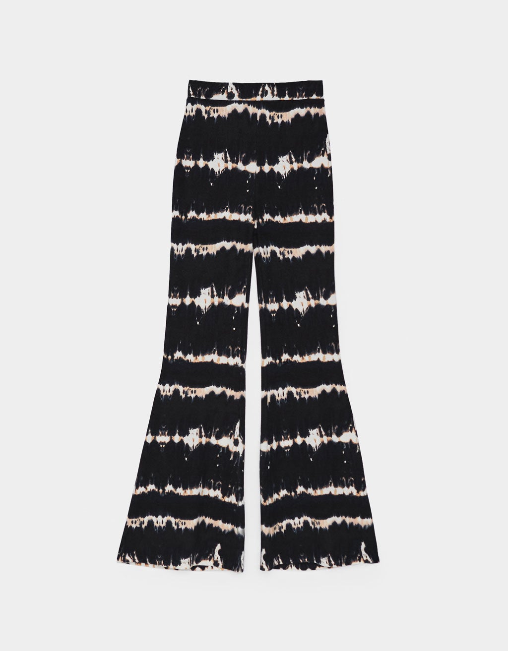 Pantalón flare blanco y negro de Bershka. (19,99 euros). A conjunto con la camiseta.