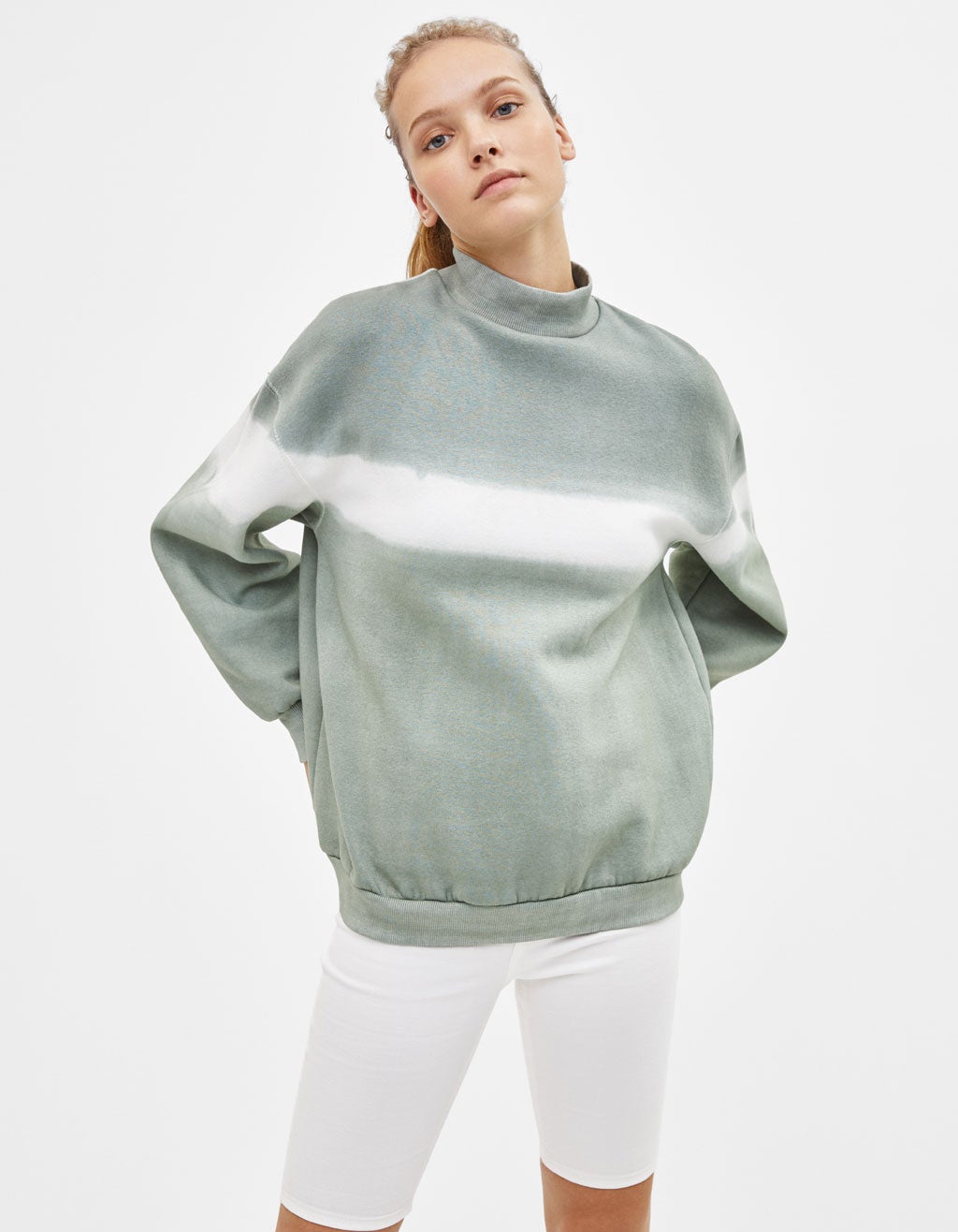 Sudadera Bershka en tono pastel. Disponible en más colores. (17,99 euros).