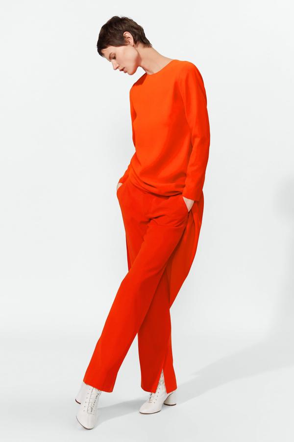 Sabemos que el naranja es un color complcado, pero Zara nos ha convencido con este look formado por túnica asimétrica (29.95 euros) y patalón setentero (39.95 euros).