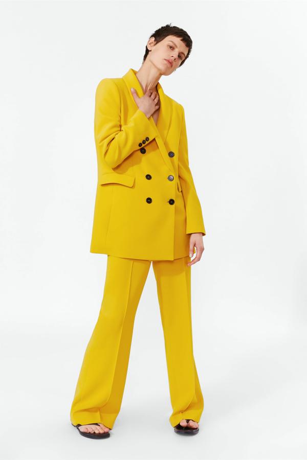Traje amarilo de la nueva colección de Zara. La chaqueta cuesta 79.95 euros, y los pantalones 'flare', 39.95 euros.