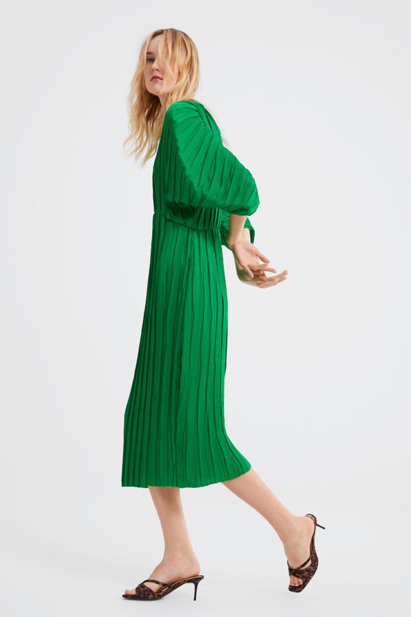 El acabado plisado vuelve a pisar fuerte la próxima primavera, y lo hace con tonos intensos como el verde hierba de este vestido de nueva colección de Zara (59.95 euros).