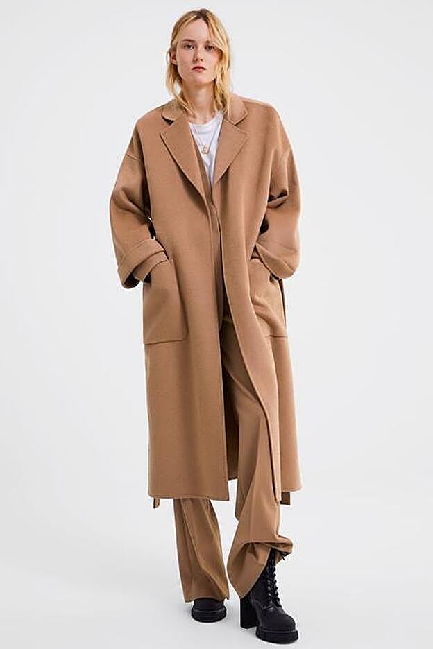 UN gran abrigo envolvente color camel de Zara.