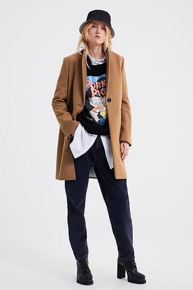 El abrigo de estilo masculino color camel de Zara.