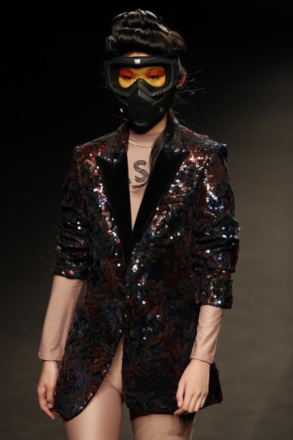 Esta chaqueta de lentejuelas de Ana Locking.