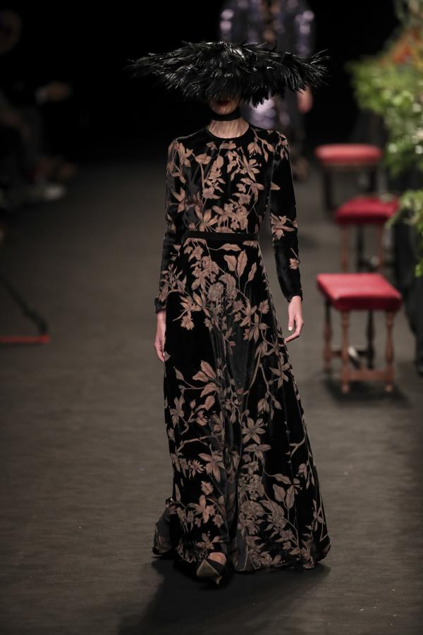 Otra idea para los looks de gala de la Reina, este maravilloso vestido con estampado floral bordado de Duyos.