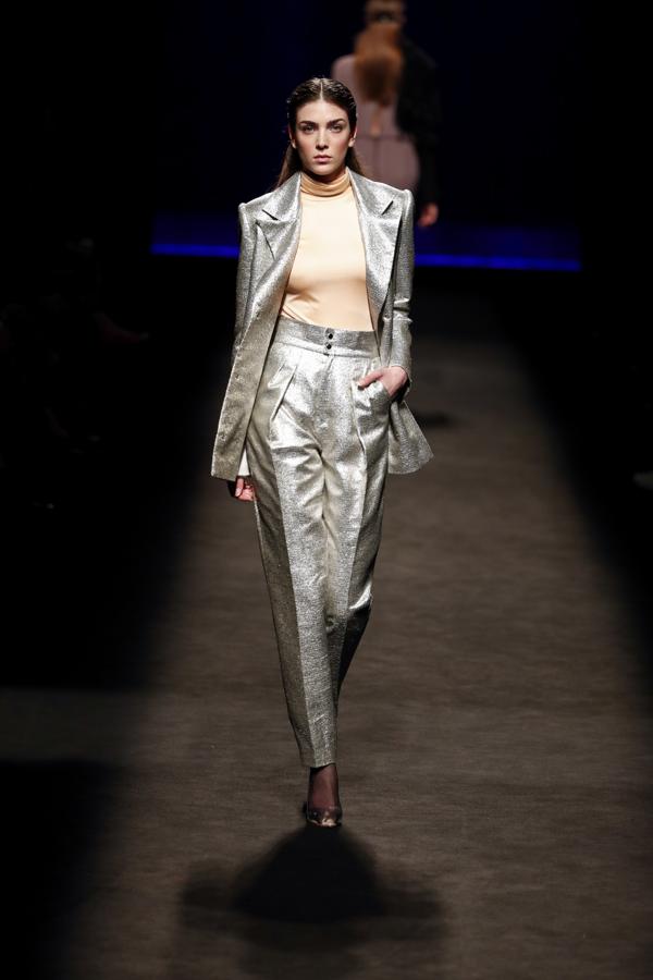 La Reina es amante de los trajes sastre de chaqueta, y este diseño con acabado 'glitter' de Isabel Núñez sería una apuesta arriesgada, pero maravillosa.