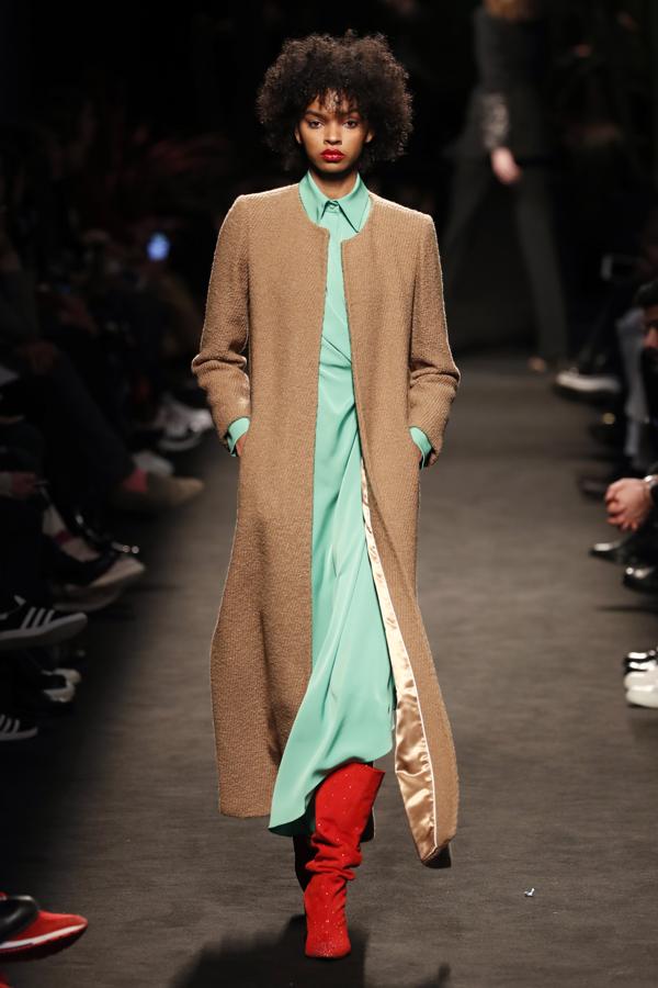 Esta maravillosa combinación de tejidos, acabados y colores que propone Jorge Vázquez.