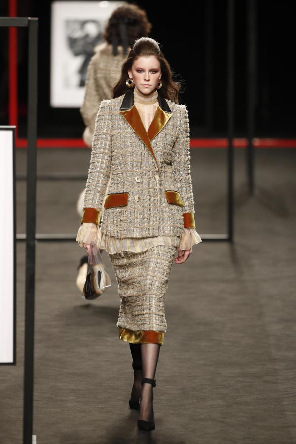 Este traje de terciopelo y tweed de inspiración retro de Miguel Marinero.