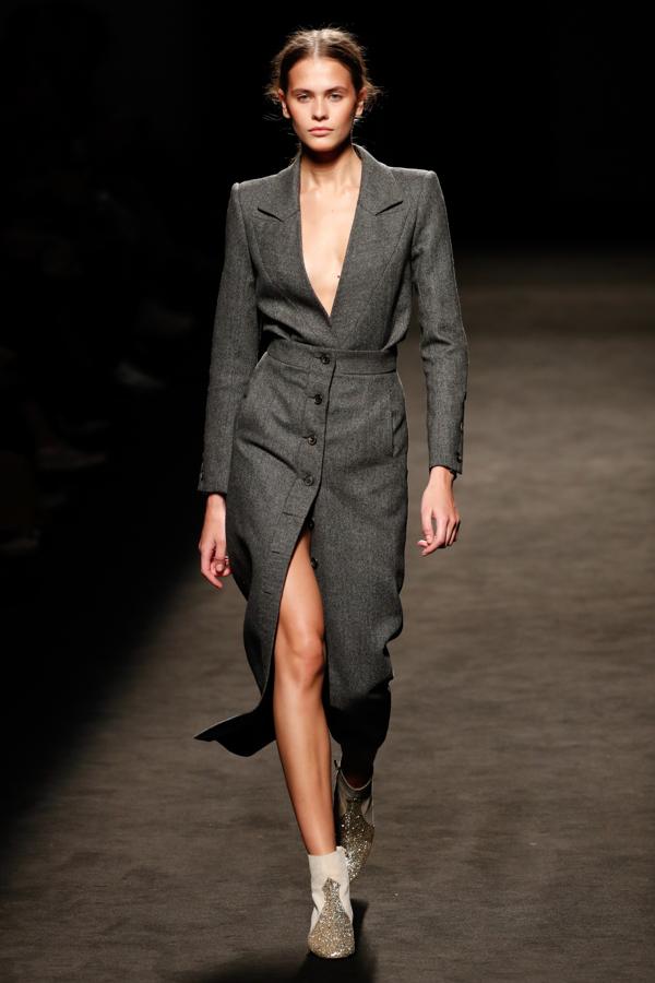 Este vestido abrigo en gris marengo (con los botones de la falda un poco más cerrados, eso sí) de Teresa Helbig.