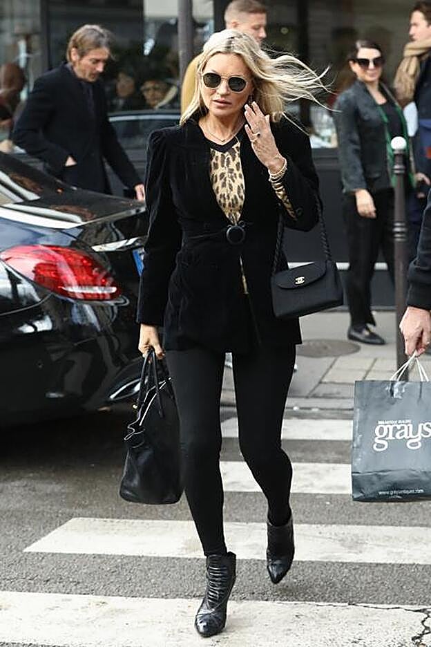 Total black con una camiseta de leopardo para romper el look monocromático.