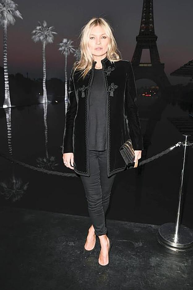 Americana de inspiración asiática en terciopelo con pitillos negros.