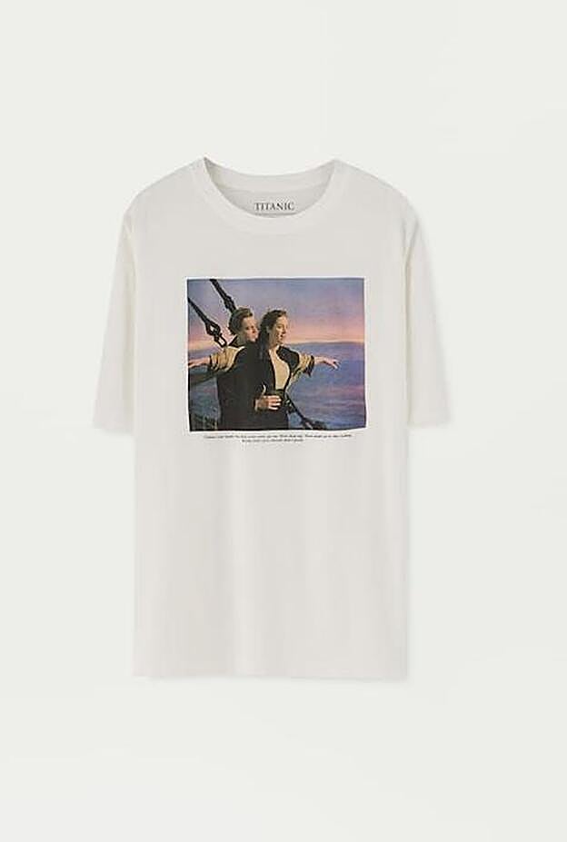 Camiseta negra de Titanic de Pull & Bear (15,99 euros)