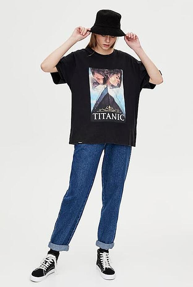 Camiseta negra de Titanic de Pull & Bear (15,99 euros)