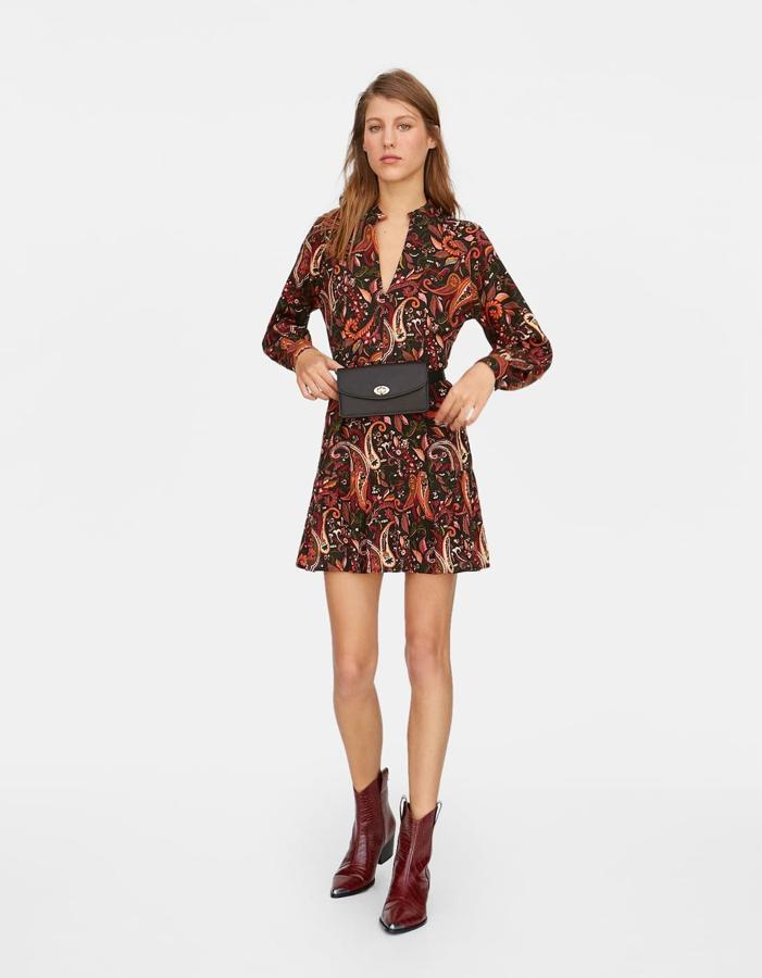 Vestido corto con escote en pico, 17,99 euros.